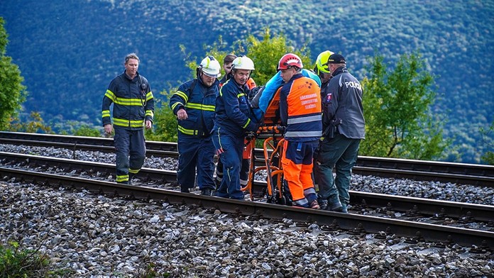 Silné zábery čelnej zrážky rýchlikov.