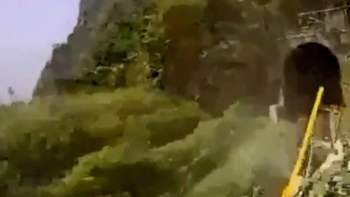 Priemyselná kamera zachytila moment tesne pred nárazom vlaku do nákladiaka.