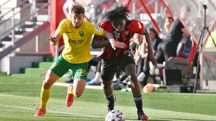 Na snímke vpravo hráč Trnavy Bamidele Yusuf a hráč Žiliny Matúš Rusnák.