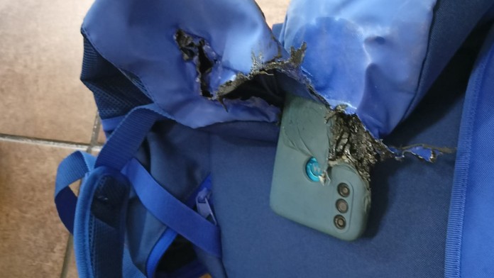 Smartfón vybuchol žiakovi priamo počas vyučovania. Ruksak mu odhodilo niekoľko metrov, privolať museli hasičov