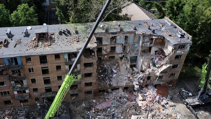 Následky ruského útoku na civilnú infraštruktúru v Kyjeve, Ukrajina – 23. júna 2025.