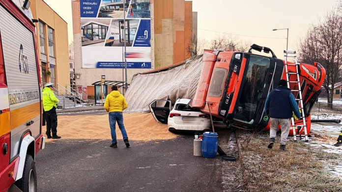 Dramatická nehoda v Prievidzi: Kamión zavalil osobné auto