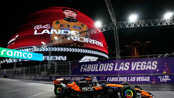 Kráča Norris za premiérovým titulom? V Las Vegas získal ďalšiu pole position, Piastri odštartuje až piaty
