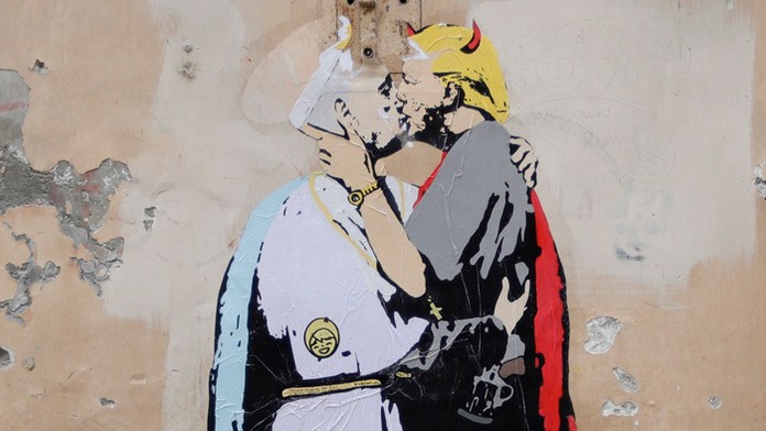 Graffiti zobrazujúce pápeža Františka ako sa bozkáva s diablom nápadne pripomínajúcim amerického prezidenta.