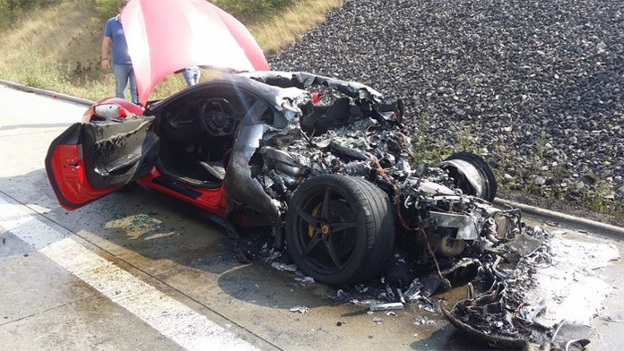 Ferrari zhorelo do tla.