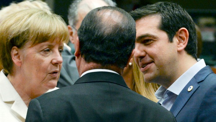 Francúzsky prezident Francois Hollande (v strede) v rozhovore s gréckym premiérom Alexisom Tsiprasom (vpravo) a nemeckou kancelá