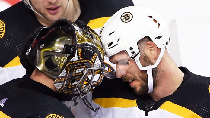 Hráči Edmontonu oslavujú gól proti Minnesote.