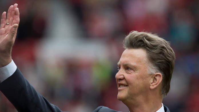 Tréner Manchestru United Louis van Gaal zdraví fanúšikov pred prvým zápasom v Premier League.