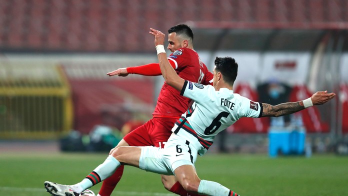 Na snímke vľavo v pozadí srbský stredopoliar Filip Kostič strieľa druhý gól v zápase A-skupiny kvalifikácie MS 2022