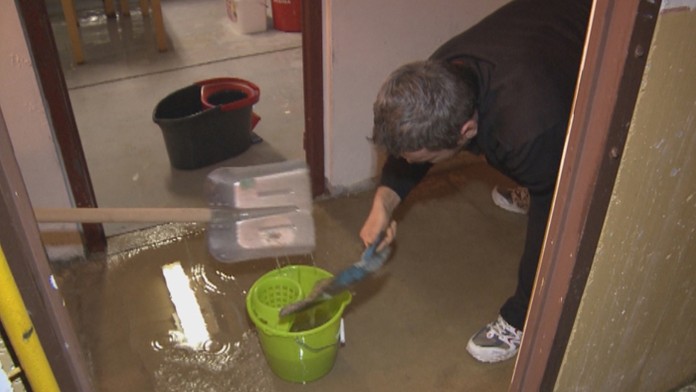 V činžiaku na juhu Slovenska ľuďom smradľavá splašková voda zaplavuje pivnicu aj byty.