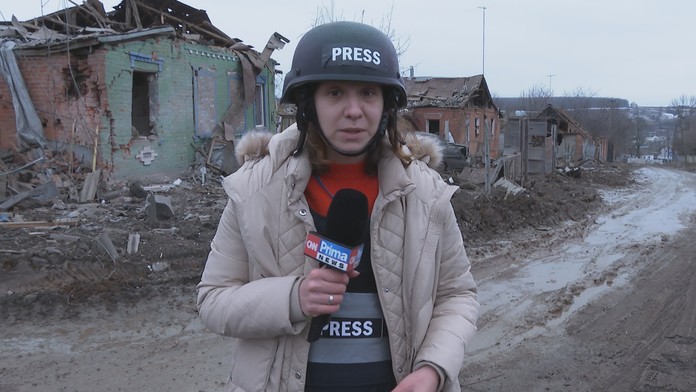 Nedá sa nevšimnúť si ju. Mladá odvážna reportérka prináša správy z oblastí najťažších bojov