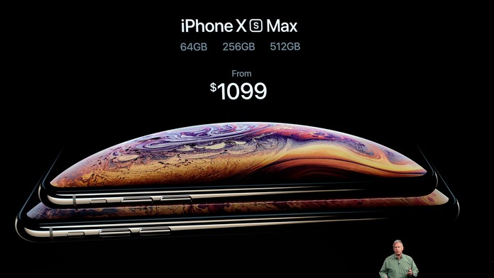 Riaditeľ marketingu  spoločnosti Apple Phil Schiller predstavuje nový model iPhone XS Max.