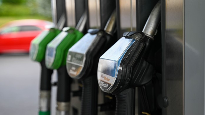 Muž tankuje benzín na pumpe 