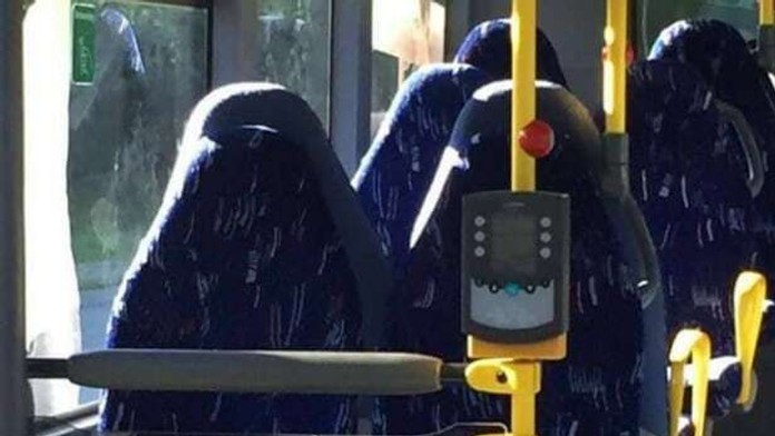 Facebooková stránka proti migrantom je na smiech. Sedadlá považovala za teroristky