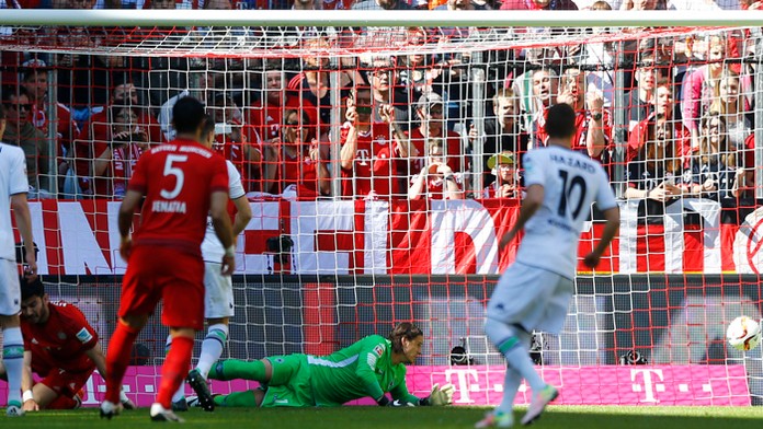 Hráč Bayernu Serdar Tasci (vľavo na trávniku) skóruje do brány Borussia Mönchengladbach.