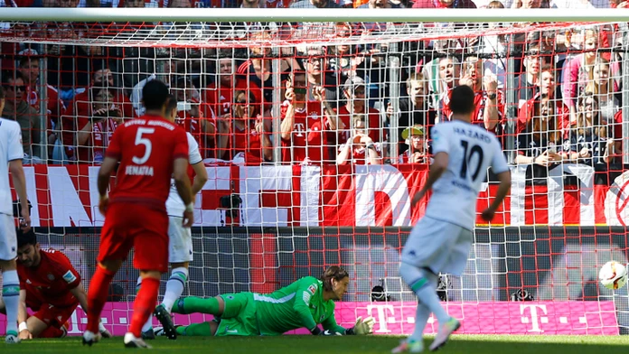 Hráč Bayernu Serdar Tasci (vľavo na trávniku) skóruje do brány Borussia Mönchengladbach.