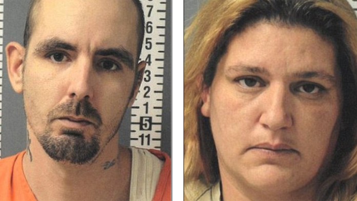 Manželov Joshuu a Brandi Weyantovcov obvinili z ťažkého ublíženia na zdraví.