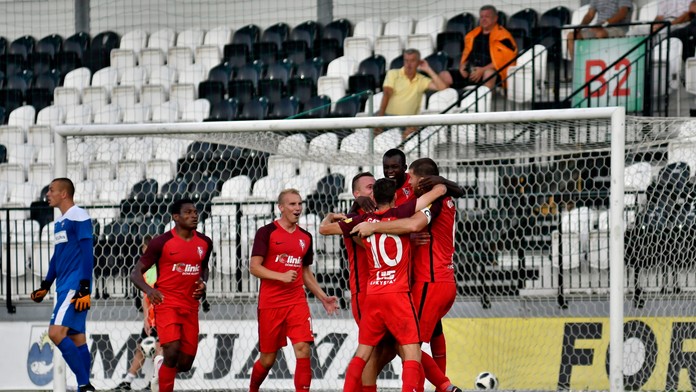 Hráči Serede oslavujú gól v ligovom zápase proti Zlatým Moravciam.