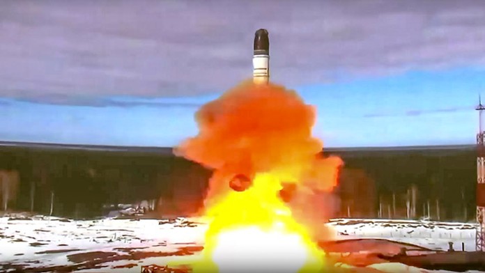 Medzikontinentálna balistická strela Sarmat. 