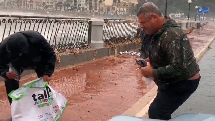 Zľava Darcy Kuemper a Conor Garland z Arizony oslavujú triumf nad Winnipegom.