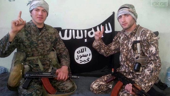 Na snímke z roku 2015 Muslim Kuštanašvili (vpravo) a Ramzan Baghakašvili pózujú na fotografii v Sýrii, ktorú zaslali svojim rodi