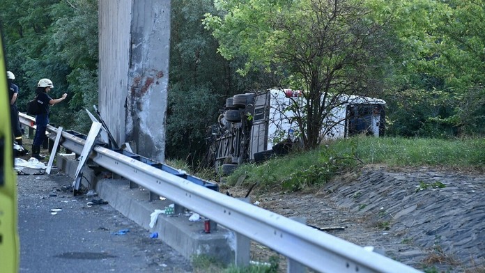 Havarovaný autobus na diaľnici M7.