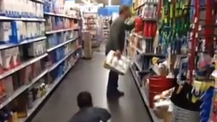 Nick Santonastasso straší ľudí v obchode.