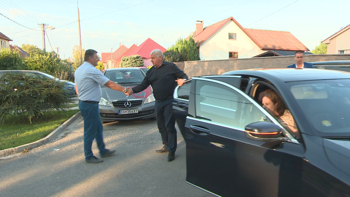 Minister dopravy viezol vládnou limuzínov rodinu do práce a školy