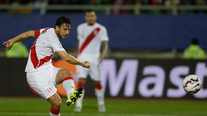 Claudio Pizarro strieľa víťazný gól v zápase Peru - Venezuela.