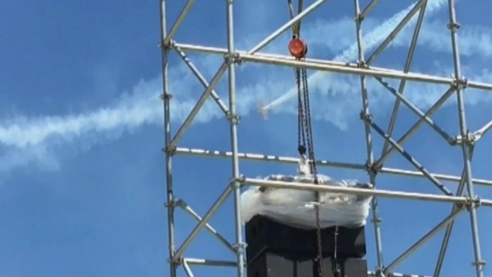 Lietadlo, ktoré sa zrútilo na zem a jeho pilot zahynul.