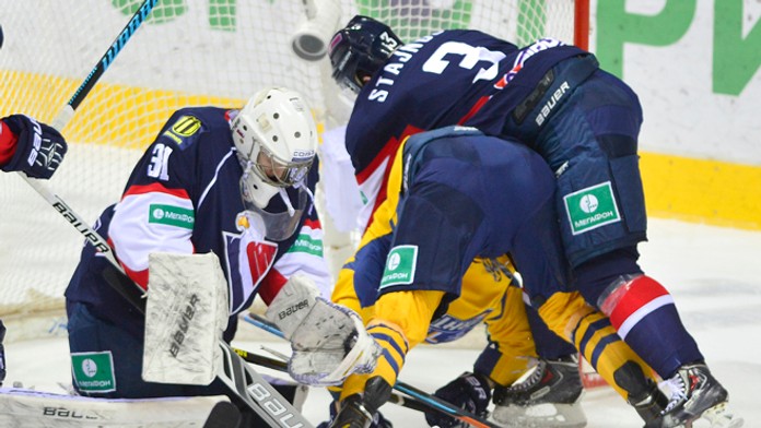 Vľavo brankár Slovanu Samuel Baroš, vpravo Martin Štajnoch (Slovan) a uprostred Vadim Chlopotov (Atlant) 