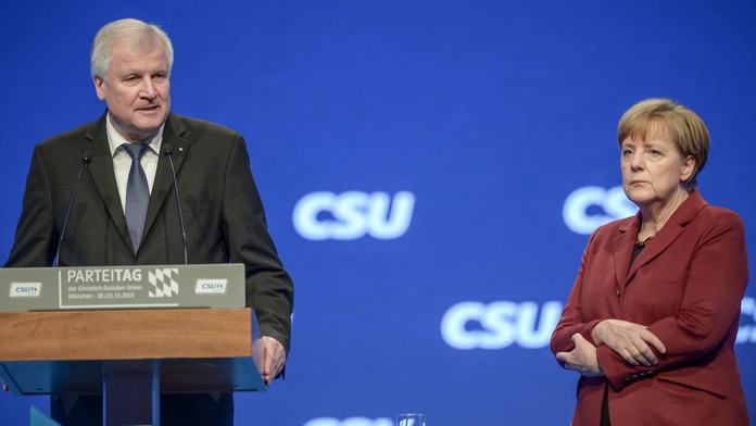Na snímke Angela Merkelová a Horst Seehofer