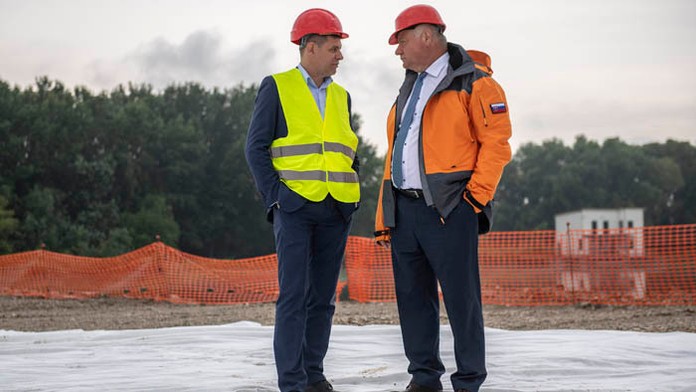 Minister dopravy a výstavby Árpád Érsek a minister životného prostredia László Sólymos.