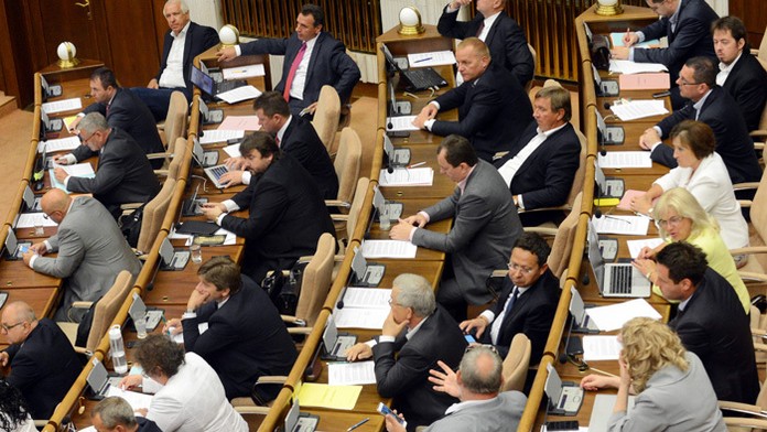 Poslanci v parlamente.