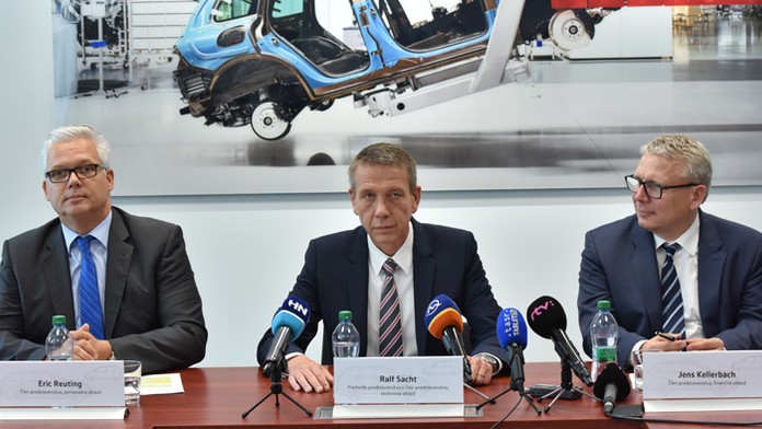 Členovia predstavenstva Volkswagen Slovakia – Eric Reuting, Ralf Sacht a Jens Kellerbach.