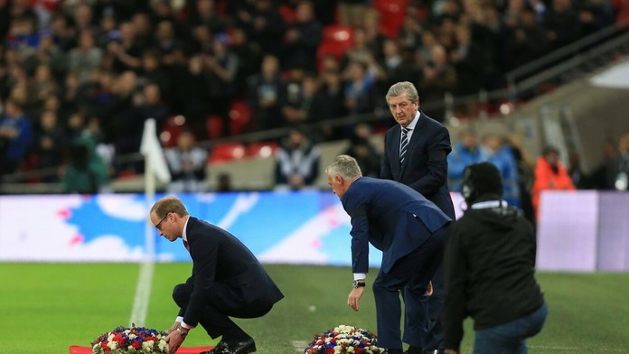 Princ William kladie vence na pamiatku obetí piatkového útoku v Paríži.