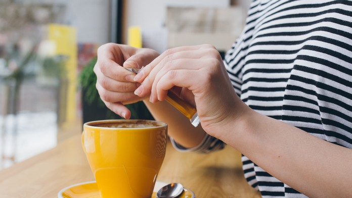 Koniec balených mliek a cukrov do kávy: Európska únia mení pravidlá balenia potravín