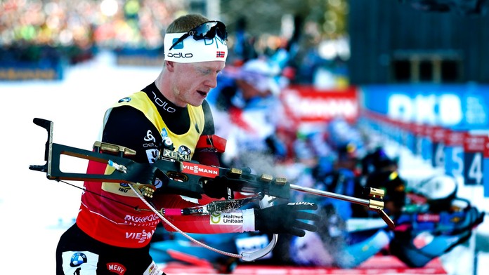 Biatlonista Johannes Thingnes Bö v šprinte v Anterselve.