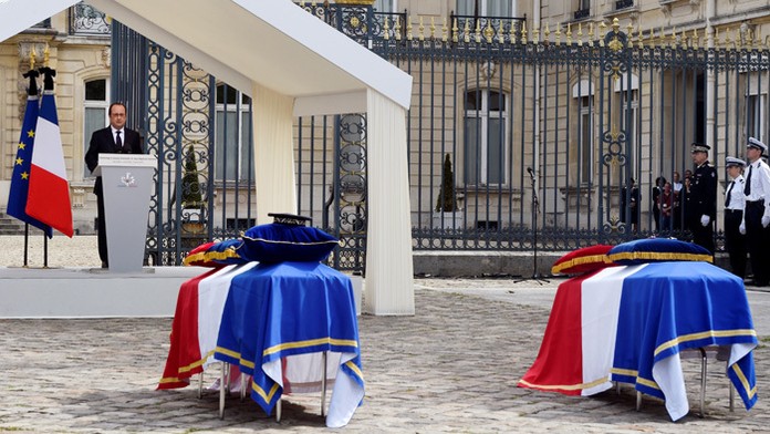 Vo Versailles sa dnes uskutočnila oficiálna posledná rozlúčka s policajným dôstojníkom a jeho družkou.