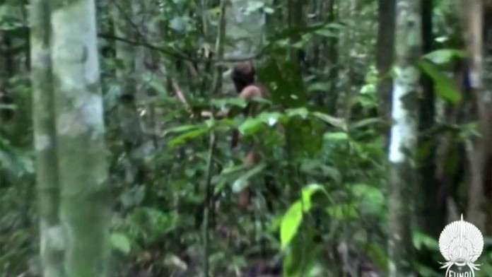 V Amazonskom pralese zomrel „najosamelejší muž sveta“.  Telo mal pokryté perím z papagájov