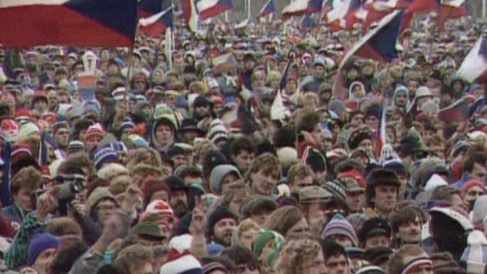 Nežná revolácia na archívnej fotografii.