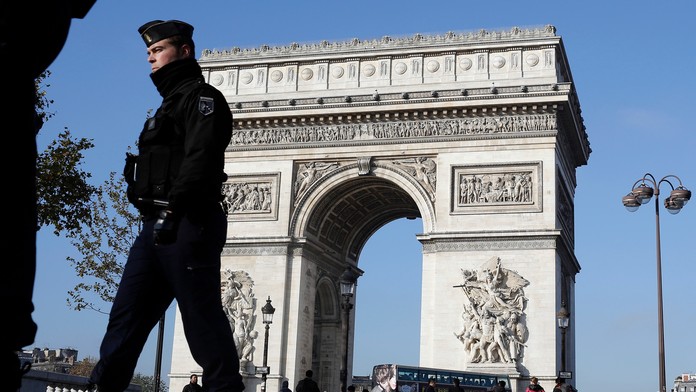 Dôstojník francúzskeho žandárstva hliadkuje na bulvári Champs Elysees