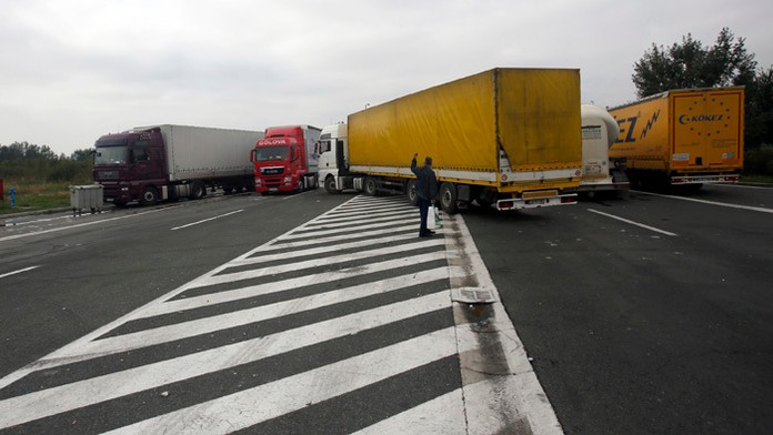 Nákladné autá a kamióny na hraničnom priechode medzi Srbskom a Chorvátskm pri Batrovci.
