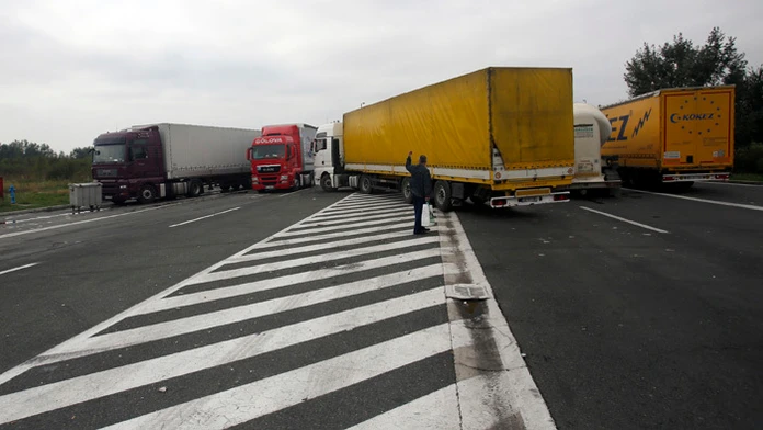 Nákladné autá a kamióny na hraničnom priechode medzi Srbskom a Chorvátskm pri Batrovci.