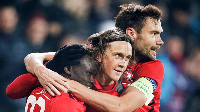  Zľava hráči Midtjyllandu Pione Sisto, Kristoffer Olsson a Tom Sparva oslavujú gól proti ManU v prvom zápase 16-finále EL UEFA.
