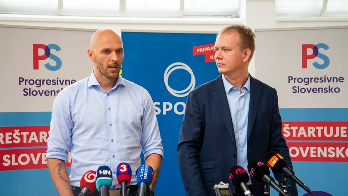 Otvorené okná na byte, v ktorom horelo.