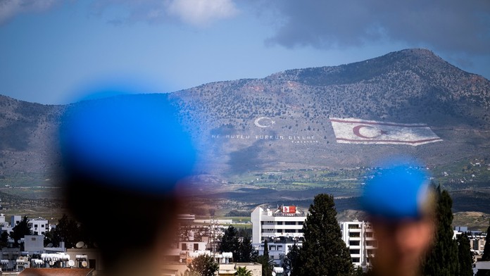 Tureckí Cyperčania s buldozérmi napadli príslušníkov misie OSN, ktorej členmi sú aj Slováci