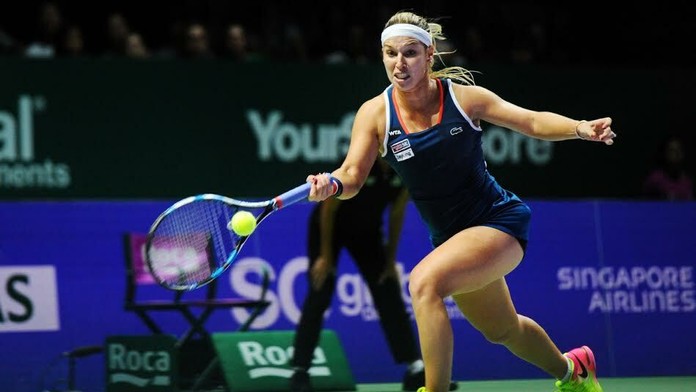 Dominika sa snaží odvrátiť loptičku.