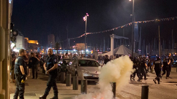 Anglickí futbaloví fanúšikovia sa v noci na piatok dostali v Marseille do konfliktu s miestnymi.