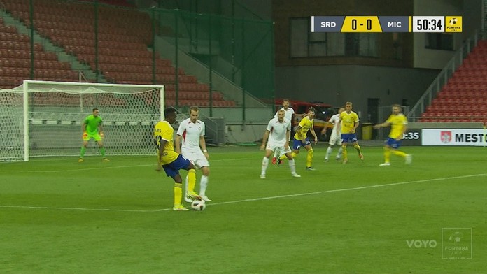 Kanu (Michalovce) sa pripravuje na strelu spoza šestnástky. 